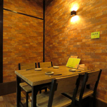 レンガ調の壁紙が、モダンでお洒落な雰囲気を醸し出す店内です。はじめてのお客様も大歓迎！