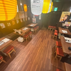 広々とした空間で、ゆったりとお寛ぎ頂けます。ご家族やご友人とのお食事会にもぴったりのお店です。人数が増えても、お席を繋げての対応など承りますので、ご遠慮なくご相談いただければと思います☆