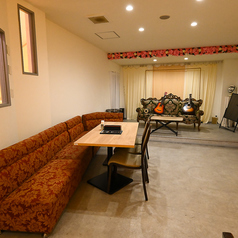 広々テーブル席。大規模宴会も可