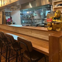 ご飯メインのお客様用に少し広めのカウンターテーブルになっております。お食事だけのご利用も大歓迎です。ダーツに興味のある方はダーツを始めるお手伝いをさせていただきます！