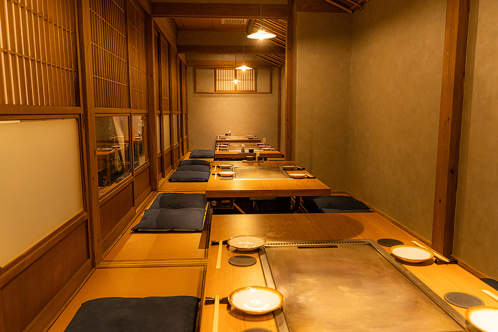 しっとり落ち着くプライベート個室空間でごゆるりと…。2～最大26名。人数に合わせてお部屋をご用意