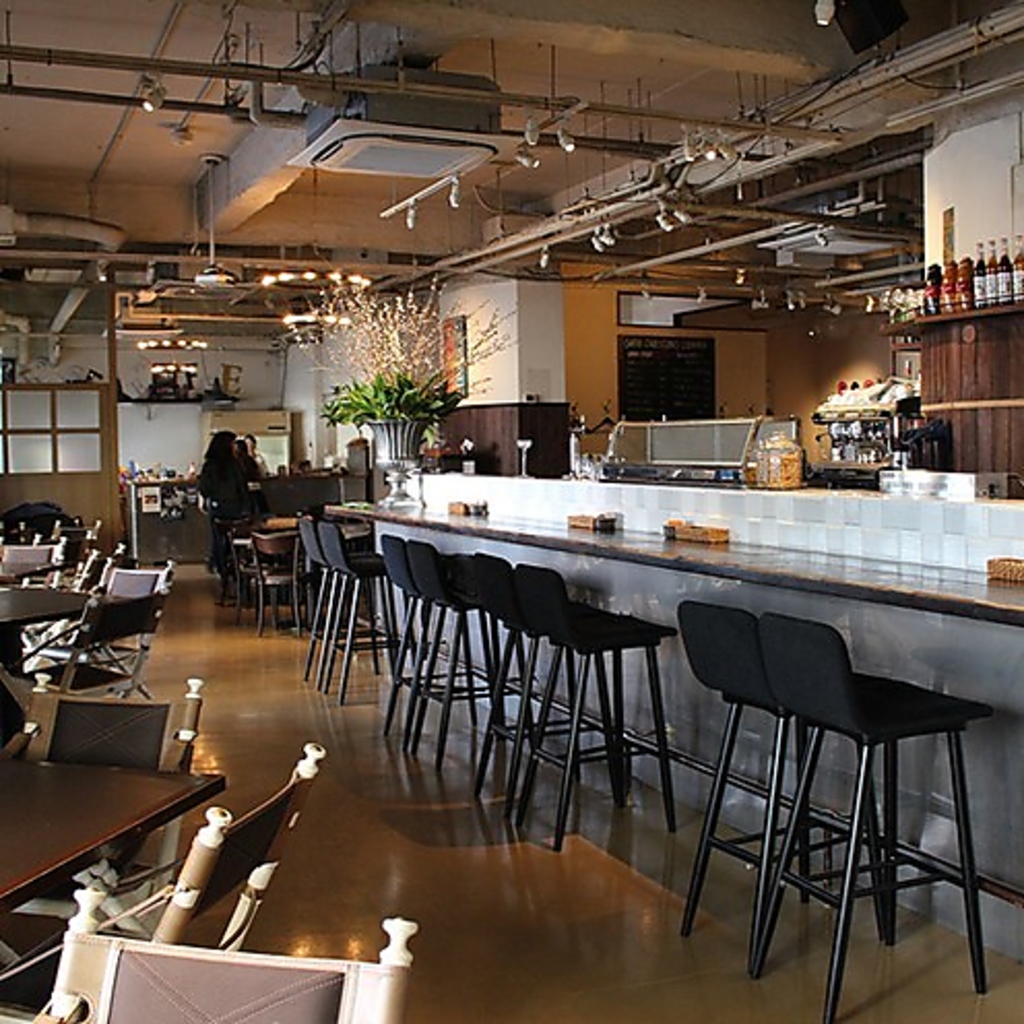 広々した開放的な店内でゆったりお食事をお楽しみ頂けます。