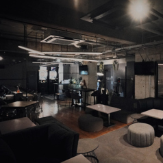 20名様～最大100名様まで収容可能！カラオケやダーツ、ボードゲームや卓球まで完備◎結婚式の2次会や宴会後の2件目などにご利用ください！