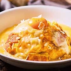 4種チーズの濃厚カルボナーラオムライス (ケチャップライス)/チーズインオムカレー (ケチャップライス)