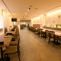 駅徒歩3分、地下の落ち着く空間で本格ネパール料理とナン食べ放題を満喫できます。40人から68人まで貸切可能で、歓送迎会・同窓会などにもぴったり！大和で特別なひとときを♪