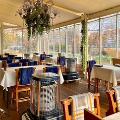 開放感あふれるリバーサイドテラス席で、木漏れ日の中ゆったりとした時間をお楽しみください。ペット同伴でのご利用も可。テラス席又はパラソル席のみにて、愛犬とともにおくつろぎください。吠え癖のないワンちゃん、毛が飛び散りにくい犬種に限ります。リード着用必須。ペット用の食事の提供はございません。