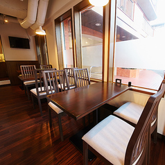 4名掛けのテーブルを3席ご用意しております。
