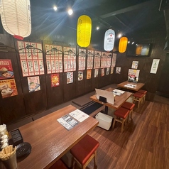 広いテーブル席。大人数様での飲み会におすすめです。貸切も可能です。リーズナブルで美味しい料理と、種類豊富なお酒でみんなでわいわい楽しみましょう♪
