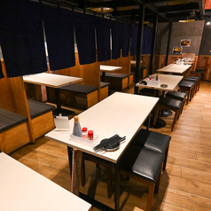 仕事帰りのデートなどふらっと立ち寄った際にも利用しやすい2名席をご用意しています！