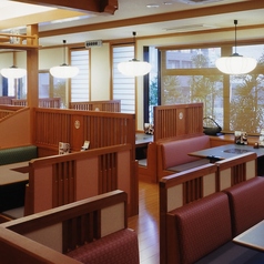 広々とした店内落ち着いたテーブル席です。人数に応じてお席をご用意いたします。