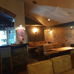 ソファー席は6名様がけもございます。少人数のご宴会や打ち上げなど、より親密な雰囲気でお食事をお楽しみいただけます。