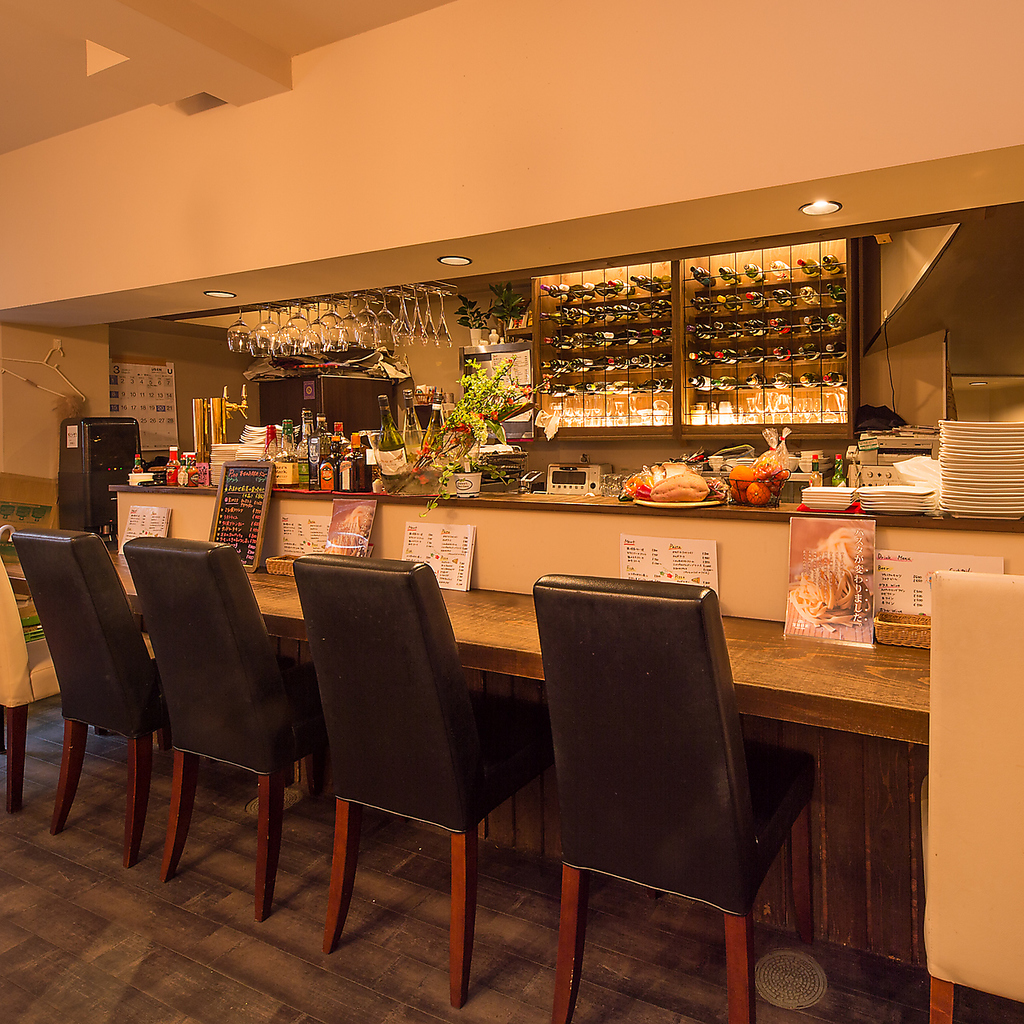 カウンター席は4席ご用意しております！お仕事帰りにふらっとちょい飲みや夕食にもご利用ください！