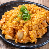 肉の旨みがしっかり感じられるジューシーな豚バラ肉に、シャキッとしたキムチの酸味と辛さが絶妙に絡む、王道の逸品！