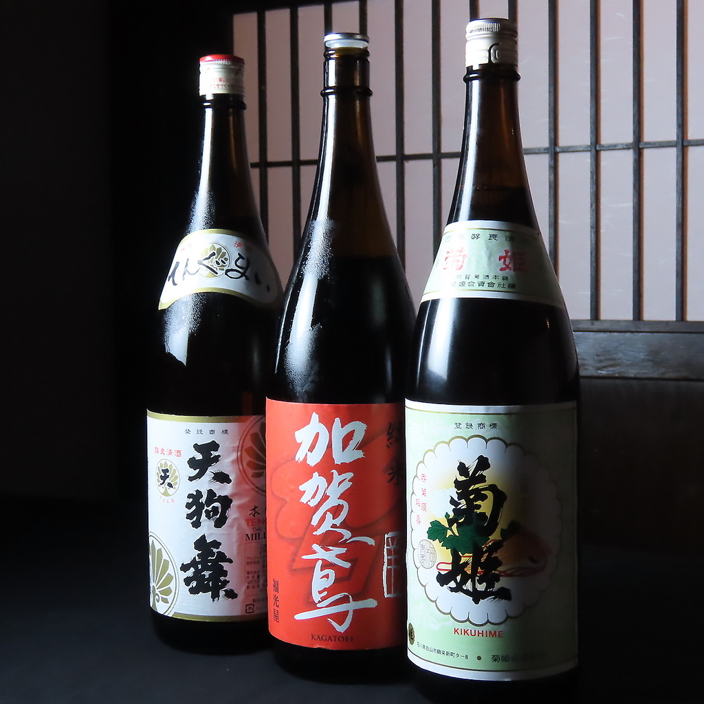 新潟と石川の郷土料理が堪能できる居酒屋です。地酒を片手に、充実したひとときをお過ごしください。