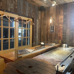 目の前の大きな鉄板で焼くステーキや海鮮、野菜は視覚、聴覚、視覚でも楽しんでいただける特等席♪