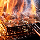 炭火の遠赤外線効果で、美味しい軍鶏の肉汁を逃がさず、ジューシーに焼き上げます。炭焼きの香ばしさと濃縮された旨みが特徴。「軍鶏くわ炭火焼土佐備長炭」は、年々貴重な炭となってきています。温暖な地方の海岸部から山の斜面に生える「うばめがし(馬目樫)」を炭材として使用しています☆