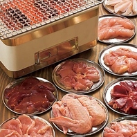 鶏の旨みを引き出す七輪で、セルフ焼き鳥炭火焼！