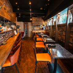 【少人数から大人数まで対応可能なテーブル席】4名掛けのテーブル席を5卓ご用意しており、ご利用人数に合わせて自由にレイアウトを変更できます。テーブルをつなげれば最大22名様まで対応可能。女子会や合コン、ご家族での食事など、様々なシーンにご利用ください。