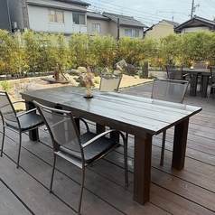 開放感あふれる空間が自慢のテラス席4席x1をご用意いたしました◎店内で過ごすのとはまた違う、外の空気を感じながらのお食事はご家族での食事にも大人気です！情緒あるお庭を眺めながら素敵な時間を◎