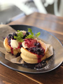 料理メニュー写真&nbsp;【御養卵】クリームチーズベリーパンケーキ