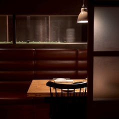 4名～6名で掛けれるテーブルタイプの個室。シックで落ち着いた個室で、ちょっと贅沢な焼肉時間を。スタイリッシュな空間と控えめな照明で大人時間を。記念日や女子会、普段使いの食事や気軽な宴会にもぴったり。まわりを気にせず過ごせる個室で、会話もお肉もゆったり楽しんでください。