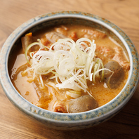 濃厚で旨味しみしみのお酒が進む名物もつ煮込み！