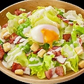 料理メニュー写真&nbsp;半熟卵と炙りベーコンのシーザーサラダ