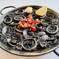 濃厚なコク！イカ墨のパエリア