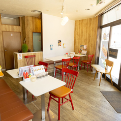 木目調の壁と、明るい光が差し込む窓辺が特徴です。落ち着ける店内で自慢のフォーやベトナム料理をご堪能ください♪