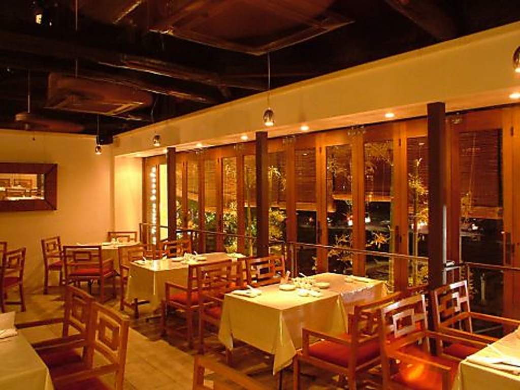 少人数から団体・貸し切り宴会利用など幅広くくつろいで楽しめる窓側テラス席。