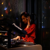 【DJブースあり】当店はDJブース（CDJ3000）もございます。ぜひ、あなたの特別な夜を演出する場所としてご利用ください。友人や仲間と共に、心躍る音楽に包まれながら、楽しい時間を過ごせます。音響設備にもこだわっているため、音楽好きの方にもご満足いただけるはず。忘れられない体験をご提供いたします。