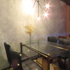 料理だけではなく、内装にもこだわった店内は、ゲストが非日常的な時間を愉しめる空間となっています。