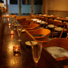 当店のカウンター席は、デートや少人数でのプライベートな飲み会にぴったりです。カウンターでのお食事は、落ち着いた雰囲気の中、ゆったりとした時間をお楽しみいただけます。シェフの手際を間近で見ながら、特別な夜をお過ごしください。