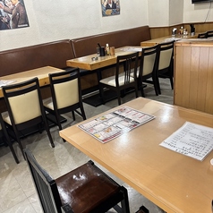 店内には4名掛けのテーブル席が4卓あり、2名～4名でのご利用にぴったり。落ち着いた雰囲気の空間で、仕事帰りの飲み会や気軽な宴会、女子会、デート、お祝いなど、さまざまなシーンに対応可能です。仲間と語らうもよし、ゆっくり食事を楽しむもよし。居心地の良さと料理の美味しさで、ついつい長居したくなるお店です。