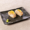 料理メニュー写真&nbsp;すだち薫るホタテ　握り２貫