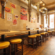 全席テーブル席でご用意しております！複数卓一緒にご利用することも可能なので、少人数～大人数でお使いいただけるお店です。