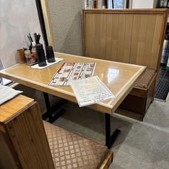 最大6名まで利用可能なテーブル席は会社の宴会や飲み会にぴったり！ゆったり座れて料理もシェアしやすく、会話も弾む快適空間。少人数の集まりからグループ利用まで対応可能で、女子会や誕生日のお祝いにもおすすめ。名物料理と豊富なドリンクで仕事終わりの一杯から、しっかり宴会まで幅広く活躍します。