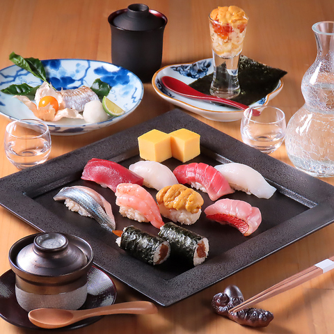 修行歴30年。落ち着いた雰囲気の中で、旬の食材にこだわった逸品をご堪能ください。