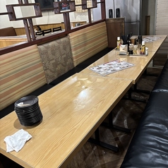 店内には最大14名まで座れる大型テーブル席をご用意！5名から利用可能で、会社の宴会や歓送迎会、友人との飲み会、女子会、お祝いなど、幅広いシーンに対応します。広々としたテーブルで料理のシェアもラクラク、会話も弾む快適空間となっています。飲み放題付きコースと合わせて、盛り上がること間違いなし！