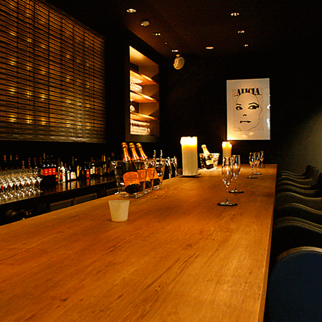 落ち着きのある色調で、ゆったりとしたカウンターバーで2軒目利用にも