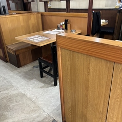 貸切利用は30名から最大40名まで対応可能で、周りを気にせずゆったり楽しめるのが魅力。料理のシェアもスムーズで、飲み放題付きコースと合わせれば幹事さんも安心。女子会やお祝い、同窓会などにもぴったりの使いやすい空間です。人数や予算に応じたご相談もお気軽に！