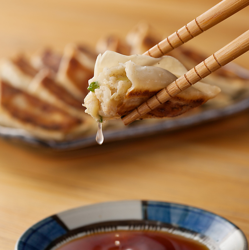 くろがね自慢の『くろがね餃子』。毎日店内で手仕込しています。冷えたビールやシュワ系ドリンクと