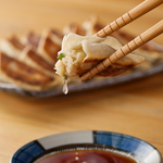 くろがね自慢の『くろがね餃子』。毎日店内で手仕込しています。冷えたビールやシュワ系ドリンクと