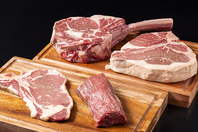 厳選した赤身肉を五感で楽しむ一皿に