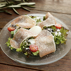 生ハムと半熟卵のシーザーサラダ