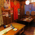 当店では、7名様から10名様までご利用可能な座敷席を2卓完備しております。最大10名様まで座れる広々としたお席で、大人数でも窮屈さを感じずゆったりとお過ごしいただける快適な空間です。歓送迎会や懇親会などの大人数での会社宴会にもオススメ！お席の予約も承っておりますので、どうぞお気軽にご利用ください！