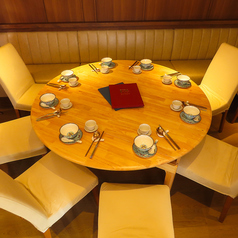 プライベート感あふれる個室は、接待や記念日、特別な日のご利用にぴったり。周囲を気にせず、上海本店仕込みの広東料理をじっくり楽しめます。少人数から利用可能で、ご家族でのお食事にも最適です。