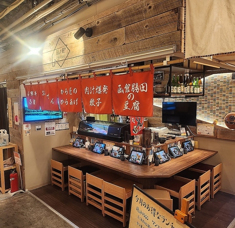 お得なセットメニューが好評の海鮮丼ランチ、夜は居酒屋として楽しめます！