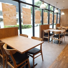 メインダイニング。窓際4名様用テーブル席です。【B】