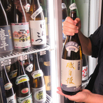 静岡の地酒27種取り揃えております。宴会コースには3種が飲み放題となります。